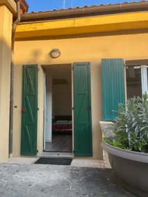Portion of house-Studio with kitchenette - Image 3