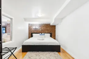 Laval Comfort ° King Bed ° Parking ° Sleeps 5 - Image 3