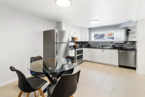 Laval Comfort ° King Bed ° Parking ° Sleeps 5 - Image 2