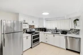 Laval Comfort ° King Bed ° Parking ° Sleeps 6 - Image 2