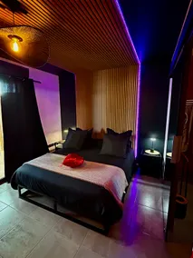 Milana Room: Private suite with hot tub & sauna - Image 3