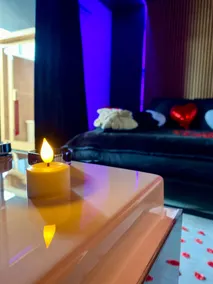 Milana Room: Private suite with hot tub & sauna - Image 4
