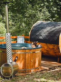 Lakefront apartment with sauna and hot tub - Image 5