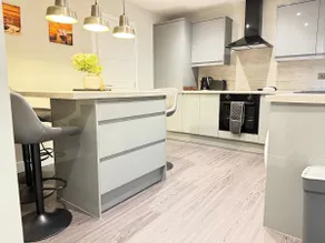 Refurbished extremely Spacious 2 bedroom Apartment - Image 5
