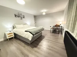 Refurbished extremely Spacious 2 bedroom Apartment - Image 2
