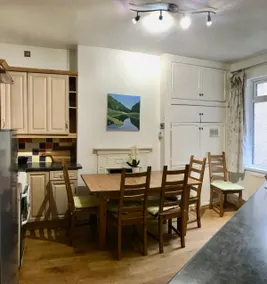 Generous 3 Bedroom Flat - Image 2