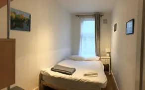 Generous 3 Bedroom Flat - Image 3