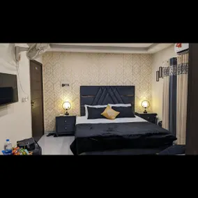 Modern Studio Near Grand Mosque/ free parking LHR - Image 5