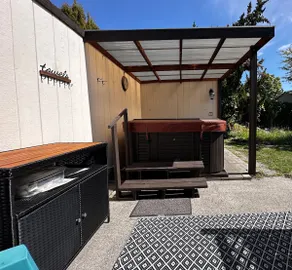 HOT TUB! King Bed-Firepitt-Near Airport& Freeway - Image 3