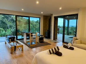 Nestled in Nature 3 Bedroom- Spa Pool & Sauna & Pilates Studio - Image 4