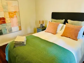 Cute pet friendly stay. 23 mins train to Suncorp. - Image 3