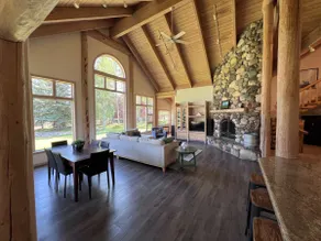 Luxurious Log Home Retreat - Image 3
