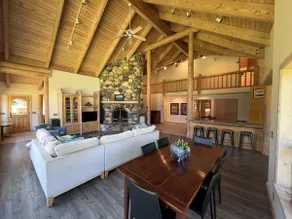 Luxurious Log Home Retreat - Image 2