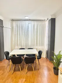 10 minutes to downtown, free parking - Image 2