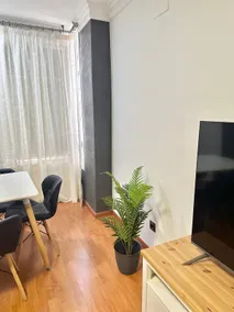10 minutes to downtown, free parking - Image 3