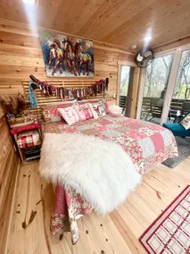 NEW CABIN ~HOT TUB IN THEATER~1 QUIET ACRE ~HIKING ~FIRE PIT ~KING SUITES - Image 5