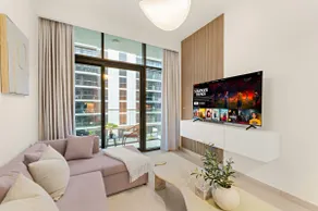 Cozy 1BR with Pool View & Balcony - Image 2