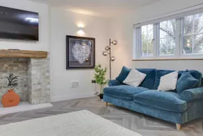 Luxury 5‑Bed Retreat w/ Hot Tub, Great Dunmow - Image 3