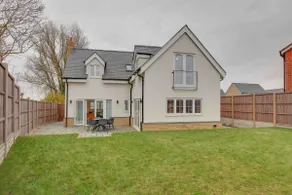 Luxury 5‑Bed Retreat w/ Hot Tub, Great Dunmow - Image 5