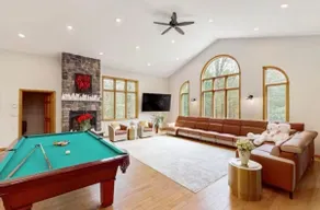 5 bedroom: Hot Tub Theater Games - Image 4