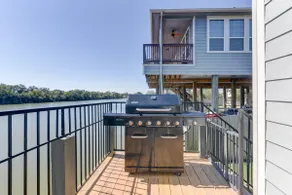 Lakehouse with Hot tub and Decks - Image 4