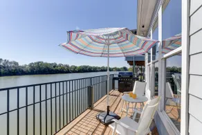 Lakehouse with Hot tub and Decks - Image 3