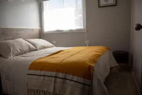 Cabin 8 minutes from downtown with parking and Wi-Fi - Image 4