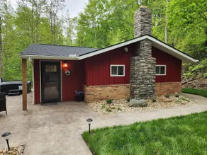 Private-hottub-trails-patio-grill-cozy cottage - Image 2