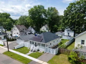 Cozy & Peaceful- gated yard, minutes from Hartford - Image 5