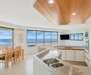 Oceanside Resort - Absolute Beachfront Apartments - Image 4