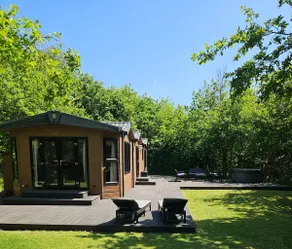 Oak Tree Lodge with Hot Tub near Alton Towers - Image 2