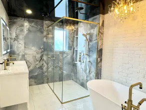 The Royal Suite - Hot Tub - Free EV Chrger - Image 3