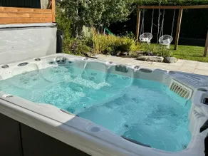 The Royal Suite - Hot Tub - Free EV Chrger - Image 2