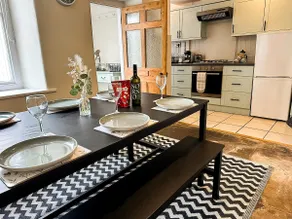 Bourne Cottage, Stylish 3 Bed Retreat for Families & Groups, Sleeps 7, Pets Welcome - Image 3
