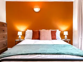 Bourne Cottage, Stylish 3 Bed Retreat for Families & Groups, Sleeps 7, Pets Welcome - Image 4