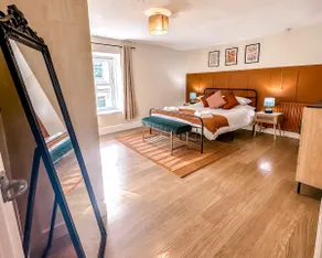 Bourne Cottage, Stylish 3 Bed Retreat for Families & Groups, Sleeps 7, Pets Welcome - Image 2