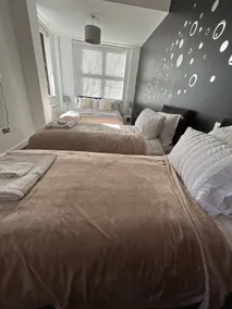FREE Parking | sleeps 5 |1.6GB Fast WiFi - Image 4