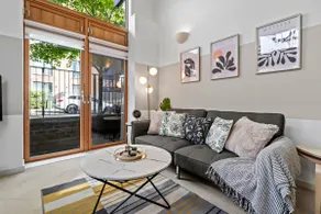 Sleek Modern City Apartment - Image 4