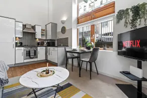 Sleek Modern City Apartment - Image 2