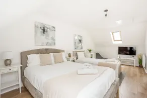 Comfortable 4 Bed Modern Townhouse with Parking - Image 2