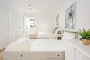 Comfortable 4 Bed Modern Townhouse with Parking - Image 5
