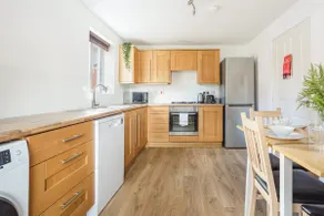 Comfortable 4 Bed Modern Townhouse with Parking - Image 4