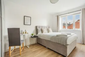 Comfortable 4 Bed Modern Townhouse with Parking - Image 3