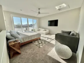 New Modern Beach Home, Close to Beaches - Image 3
