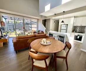Sunny 2BR Townhouse, Mansfield High Street - Image 2