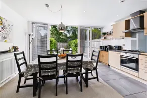 3 BR home w/self check in, direct train to London - Image 3