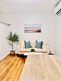 Cozy King Studio • Private Entry • Near Beach - Image 2