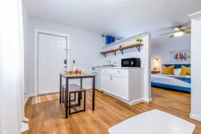 Cozy King Studio • Private Entry • Near Beach - Image 4