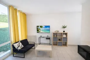 Charming & Bright 1-Bedroom Apartment Close to Center with Parking - Image 3