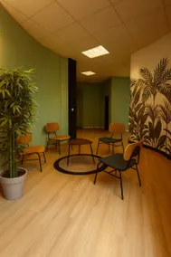 Charming & Bright 1-Bedroom Apartment Close to Center with Parking - Image 5